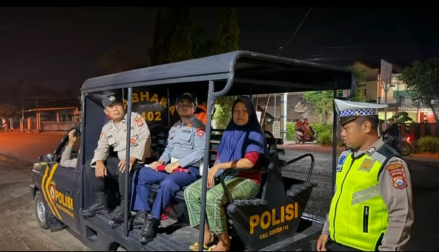 Sigap dan Humanis Polisi Bantu Pemudik yang Tersesat di Ngawi