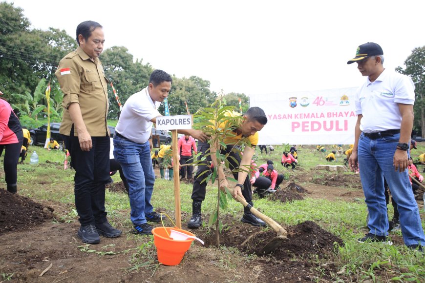 Jaga Kelestarian Lingkungan, Polres Madiun Gandeng Perhutani KPH Madiun Tanam Ribuan Bibit